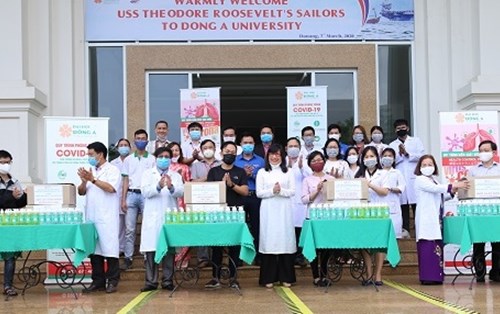 Sinh viên sản xuất dung dịch sát khuẩn tiếp sức cho 7 chốt chống dịch