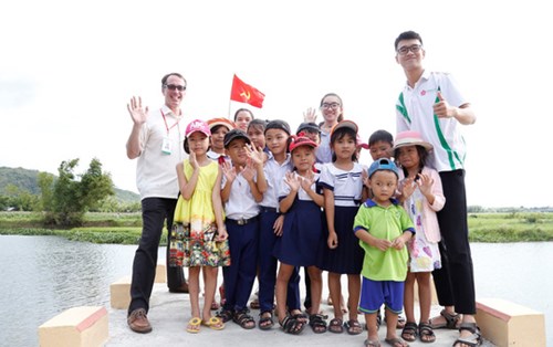 Sinh viên Trường ĐH Đông Á đóng góp xây dựng cầu Hoa vàng trên cỏ xanh